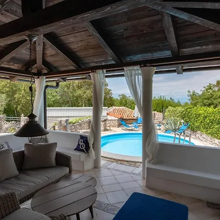 Nana With A Swimming Pool Villa
