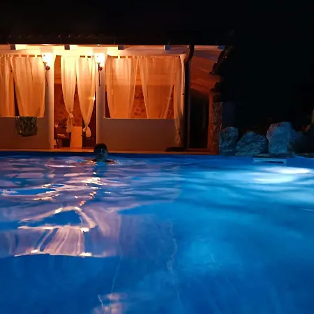 Nana With A Swimming Pool Vilă