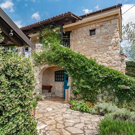 Villa Nana With A Swimming Pool