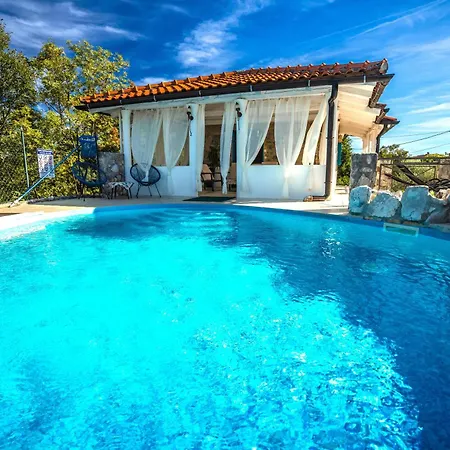 Nana With A Swimming Pool *