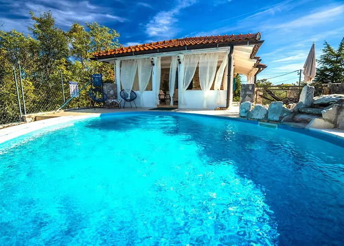 Nana With A Swimming Pool *